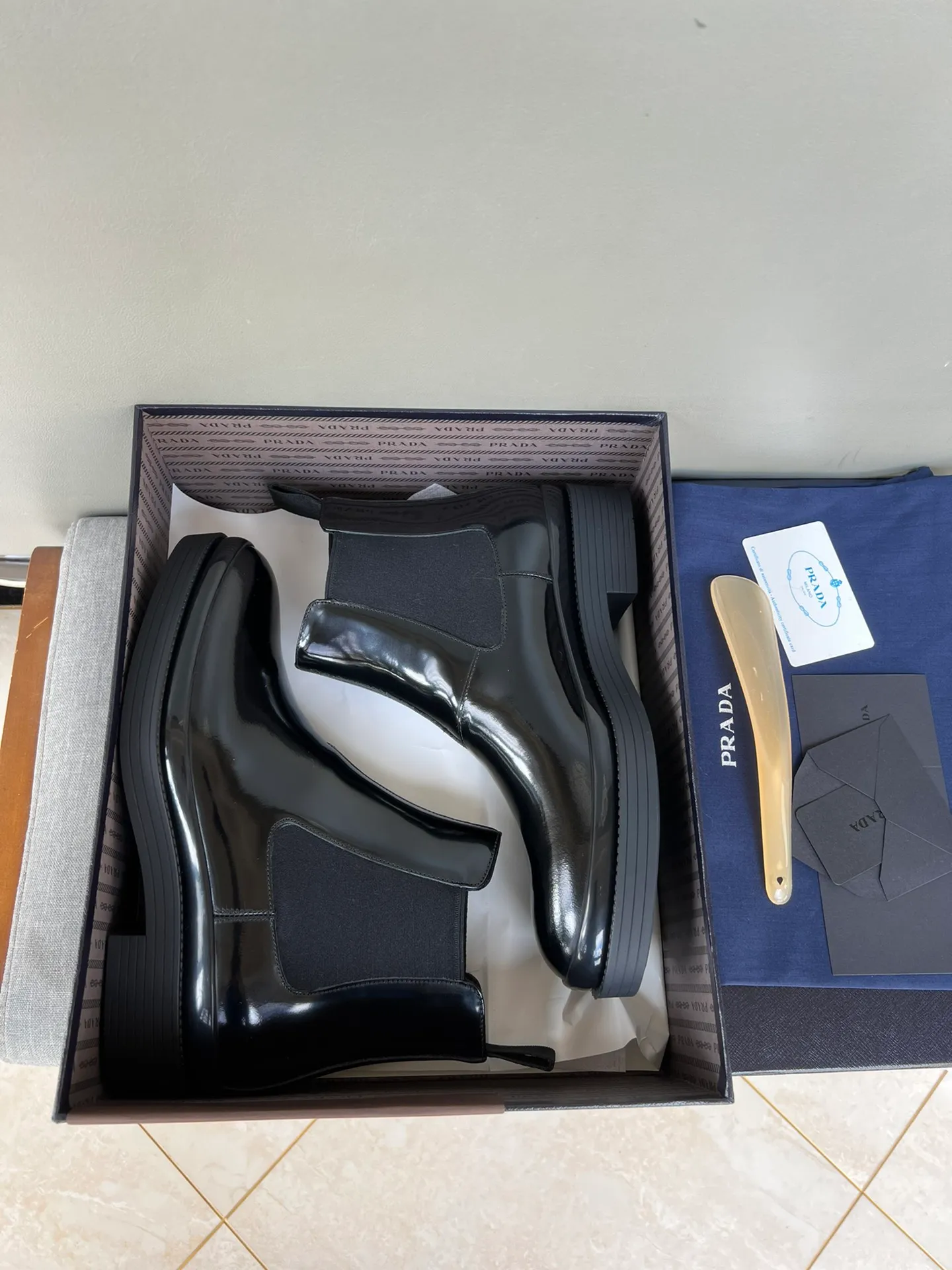 Batch of 1000💰Exclusive hot-selling new Prada Chelsea thick-soled men's shoes, naked boots, imported calf leather on the surface, cow leather on the lining, the outsole is made of private model TPU material, the frosted effect is consistent with the original version, 39-44 in stock (38, 45 custom-made, non-refundable)